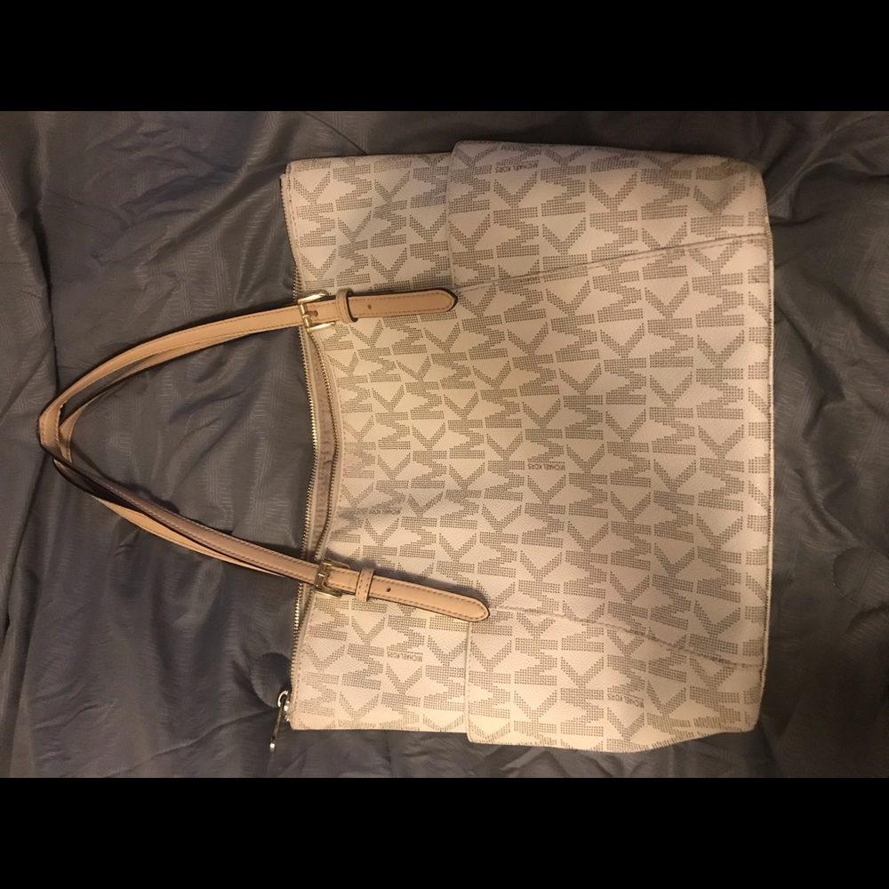 Authentic MK Vanilla zip closure tote/handbag